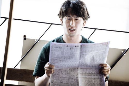 一攫千金を夢見て全財産を賭けて予想中の男性