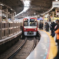 黄色の線までお下がりください。京急電車が入線するホームの写真