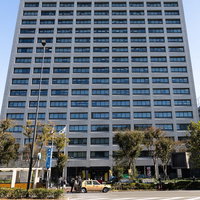 経済産業省の高層ビルとタクシー、霞ヶ関の官公庁舎の写真