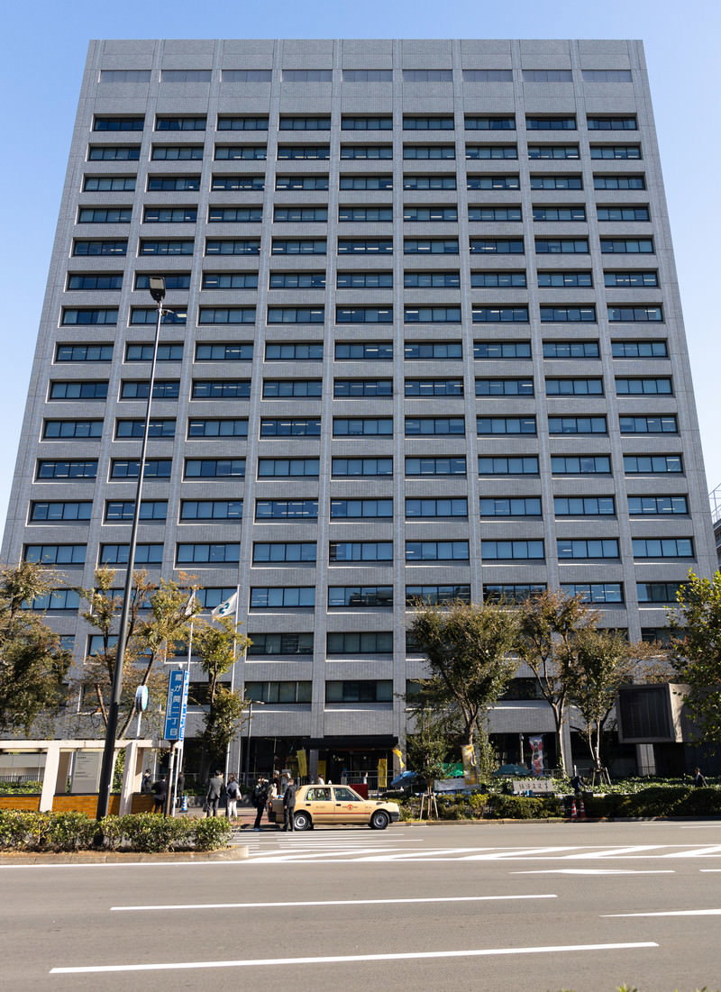 青空を背景にした経済産業省の高層ビル建物