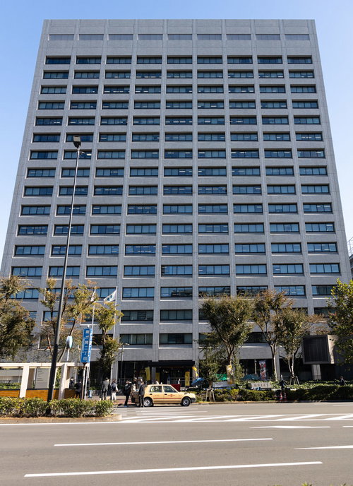 経済産業省の高層ビルとタクシー、霞ヶ関の官公庁舎