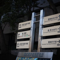 霞ヶ関中央官庁街の複数方向案内指導標と都市景観の写真