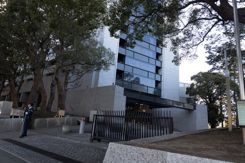 警視庁の桜田門と守衛の