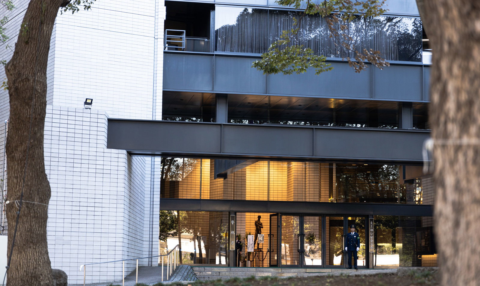 警視庁・公安委員会の入口部分を撮影した建物外観