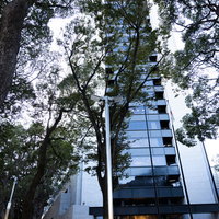 歩道から見上げた警視庁と公安委員会の白い高層ビルの写真