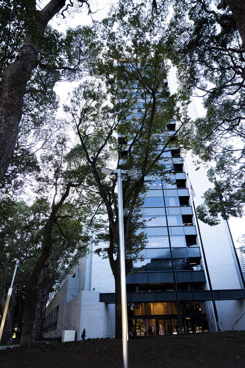 歩道から見上げた警視庁と公安委員会の白い高層ビル