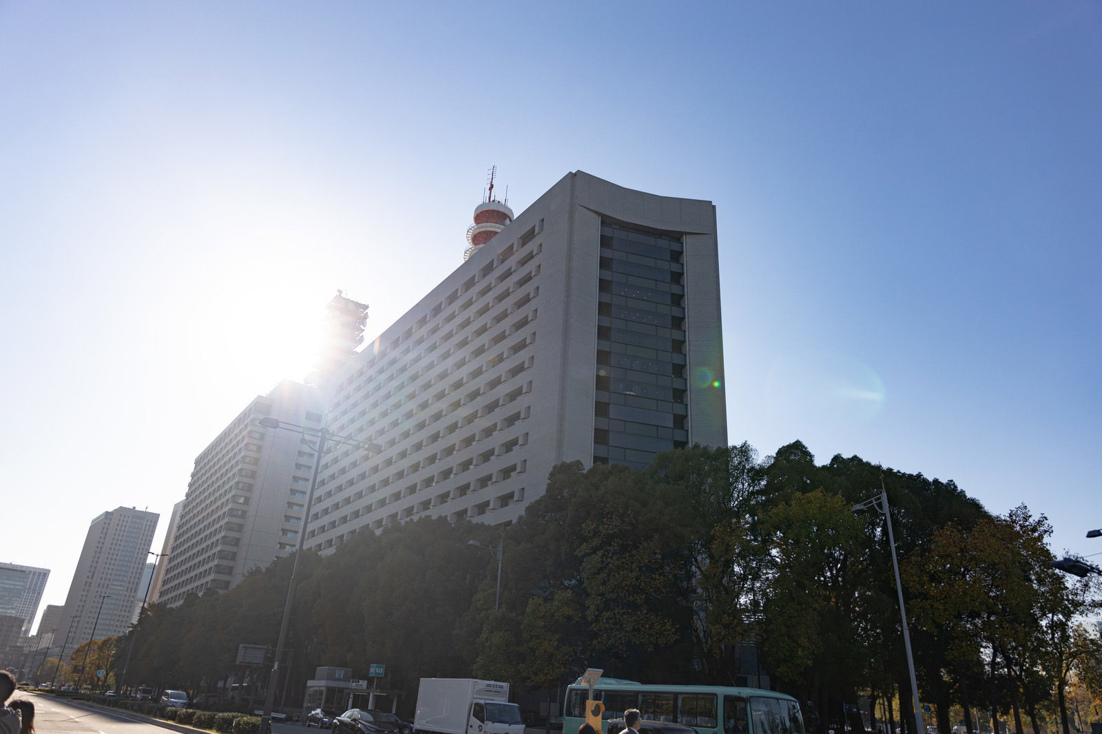 青空を背景に太陽光に照らされた警視庁本部庁舎