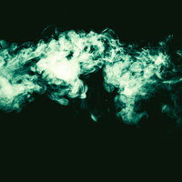 毒ガス色の緑色の煙が立ち上る暗い背景の写真