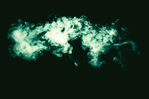 毒ガス色の緑色の煙が立ち上る暗い背景