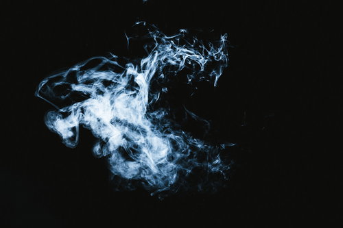 マッドピエロのような形状に立ち上る白い煙