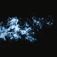 黒い背景に立ち上る霊魂のような青い煙のホラー背景の写真