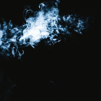 亡者の悲鳴が聞こえてきそうな煙の形状と浮遊する白煙の写真