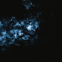 電気信号のような立ち上がる青い煙のテクスチャーの写真