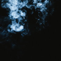 黒背景に広がる煙とスモークの写真