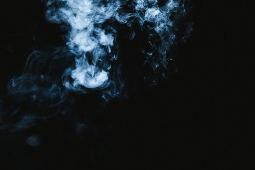 黒背景に広がる煙とスモーク