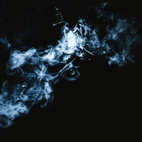 暗闇に広がる煙（スモーク）の写真