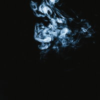 怨念のような立ち上がる青い煙と複雑に渦巻く蒸気パターンの写真