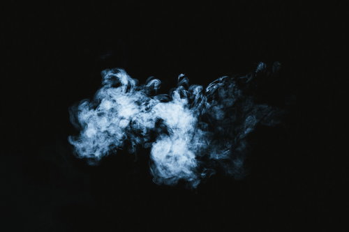 暗闇に広がる煙、黒背景の白煙