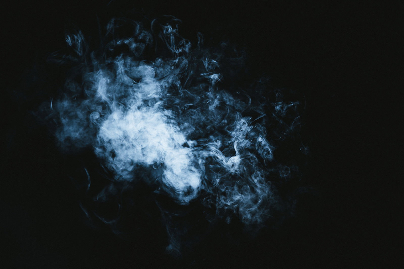 黒背景に渦巻く青白い煙