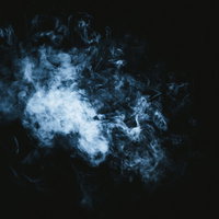 黒背景に立ち上がる青白いけむり・煙・スモークの写真