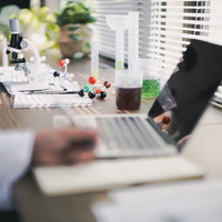 分子構造の研究を記録する科学者のデスク周りの様子の写真