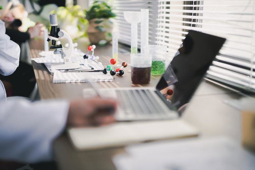 分子構造の研究を記録する科学者のデスク周りの様子