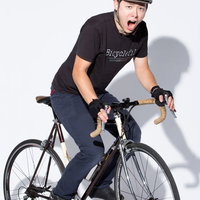 ロードバイクで颯爽と会場入りする男性ライダーの姿の写真