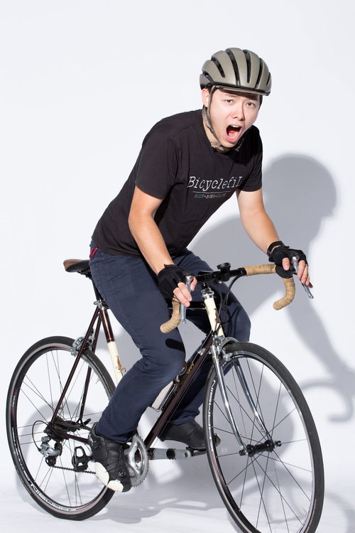 ロードバイクで颯爽と会場入りする男性ライダーの姿