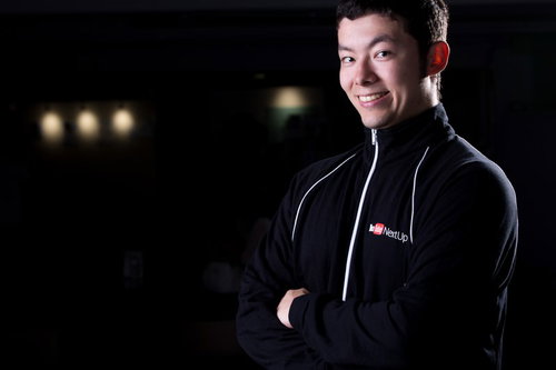 インタビューを受けるスペシャリスト男性の笑顔ポートレート