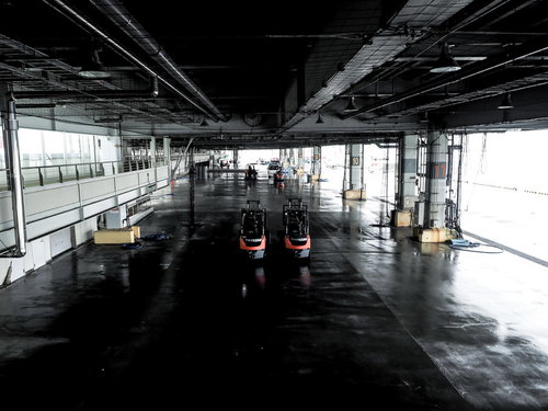 気仙沼漁港の広大なセリ場と物流拠点の倉庫風景