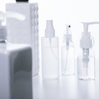 白い背景に並ぶスキンケアの詰め替えボトルの写真