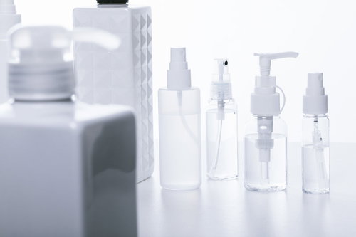 白い背景に並ぶスキンケアの詰め替えボトル