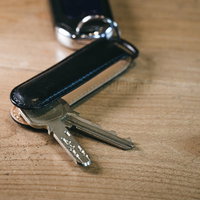 黒いキーケースに取り付けたディンプルタイプとU9タイプの鍵の写真