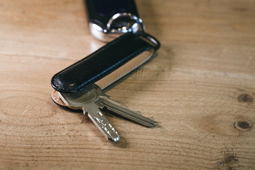 黒いキーケースに取り付けたディンプルタイプとU9タイプの鍵