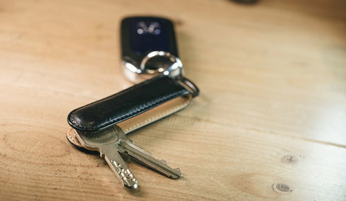 便利なスマートキーケースと鍵 黒いレザー製キーケース