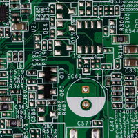 古くなった電子機器の基板とIC・コンデンサなどの電子部品の写真