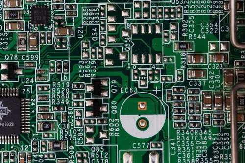 古くなった電子機器の基板とIC・コンデンサなどの電子部品