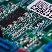 マザーボードの複雑な回路基板と電子部品の実装の写真