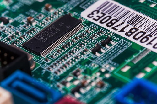 マザーボードの複雑な回路基板と電子部品の実装