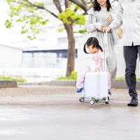 チャイルドチェアでおやつを楽しむ女の子の写真
