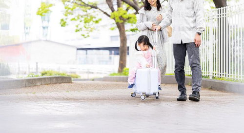 チャイルドチェアでおやつを楽しむ女の子