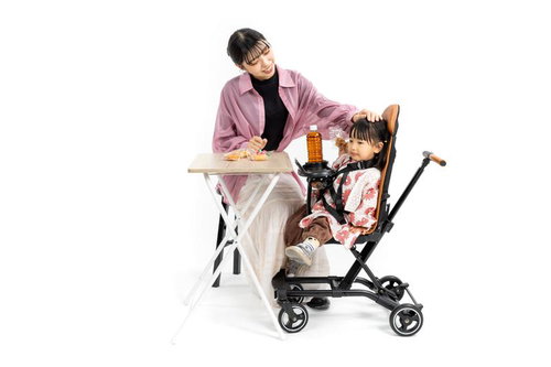 テーブルでおやつを楽しむ子ども