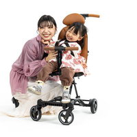 足で蹴って進む！ベビーカーのライドモードで自由に遊ぶ女の子の写真