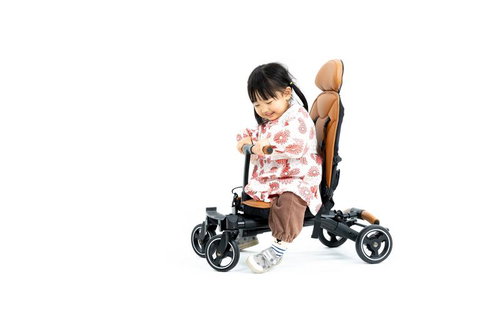 ベビーカーの上でスマホを見ながらドリンクを飲む子ども