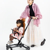 コンパクト折りたたみ式ベビーカーを押す母親と女の子の写真