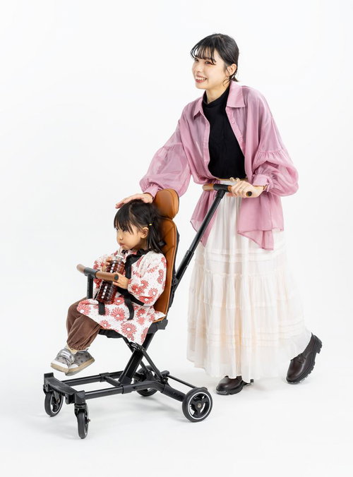 コンパクト折りたたみ式ベビーカーを押す母親と女の子