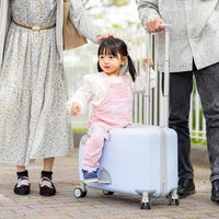 家族のおでかけ、キャリーケースで楽々移動の写真