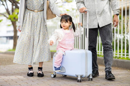 家族のおでかけ、キャリーケースで楽々移動
