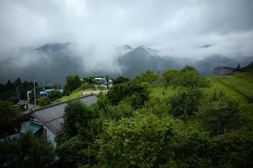 芦ヶ久保から望む雨雲に覆われた山々の景観