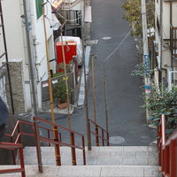 東京四谷須賀神社の下り階段、赤い手すりと石段の写真